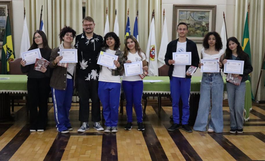 Entrega dos livros do Sedução Poética 2025