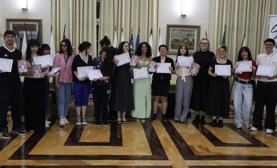 Entrega dos livros do Sedução Poética 2025