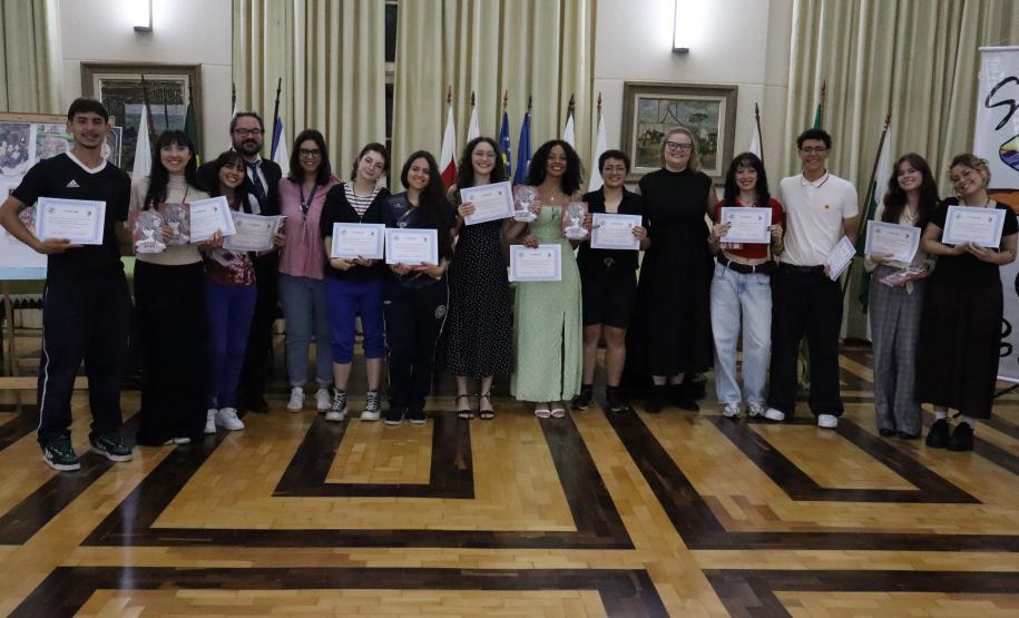 Entrega dos livros do Sedução Poética 2025