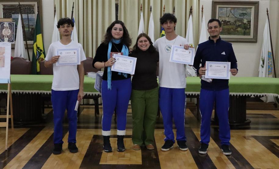 Entrega dos livros do Sedução Poética 2025