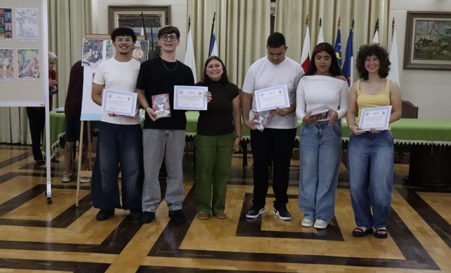 Entrega dos livros do Sedução Poética 2025