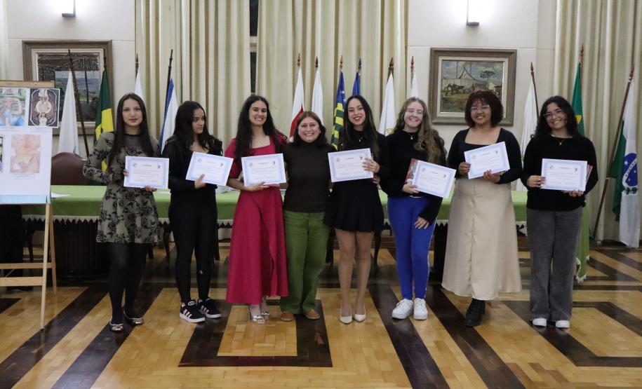 Entrega dos livros do Sedução Poética 2025