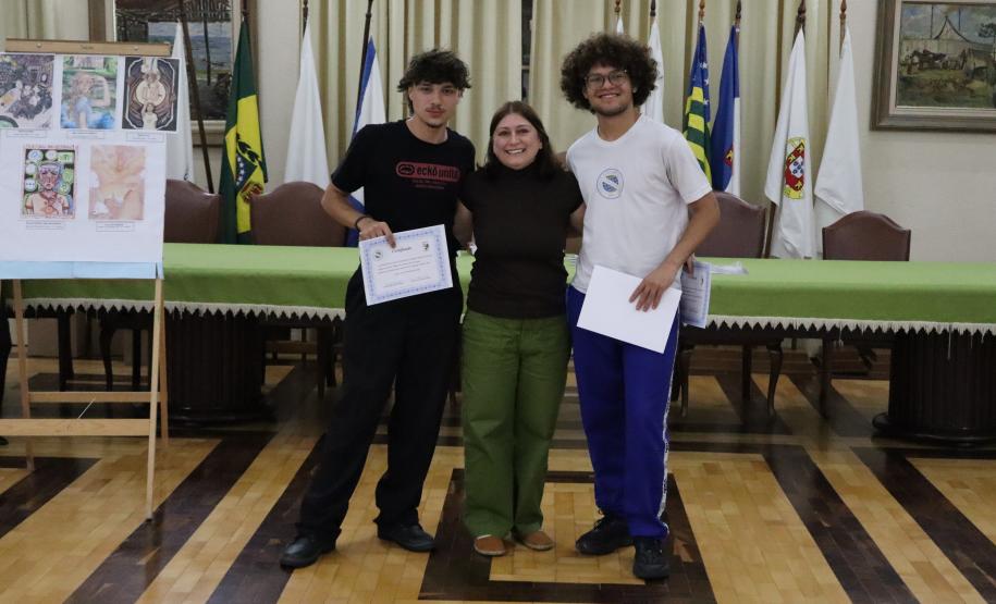 Entrega dos livros do Sedução Poética 2025