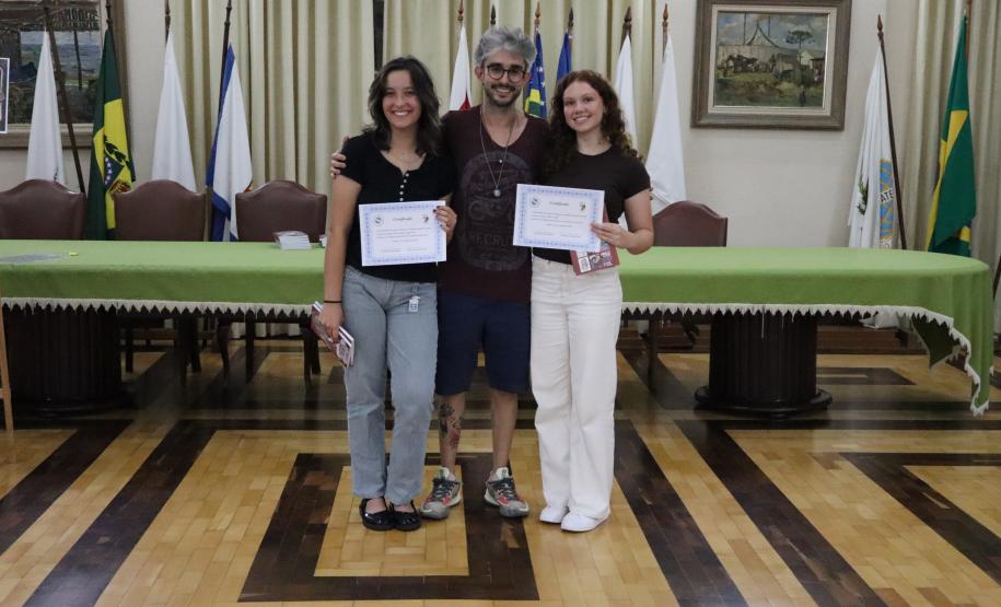 Entrega dos livros do Sedução Poética 2025