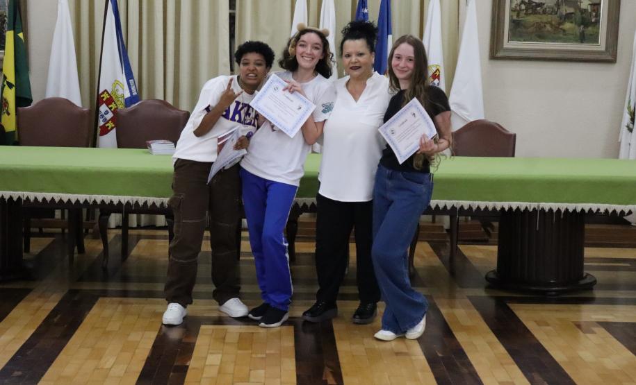 Entrega dos livros do Sedução Poética 2025