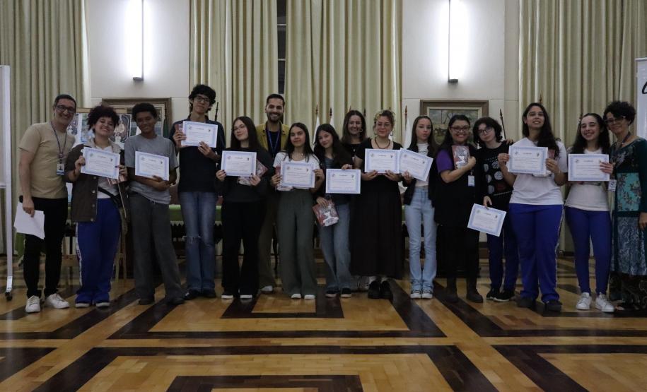 Entrega dos livros do Sedução Poética 2025