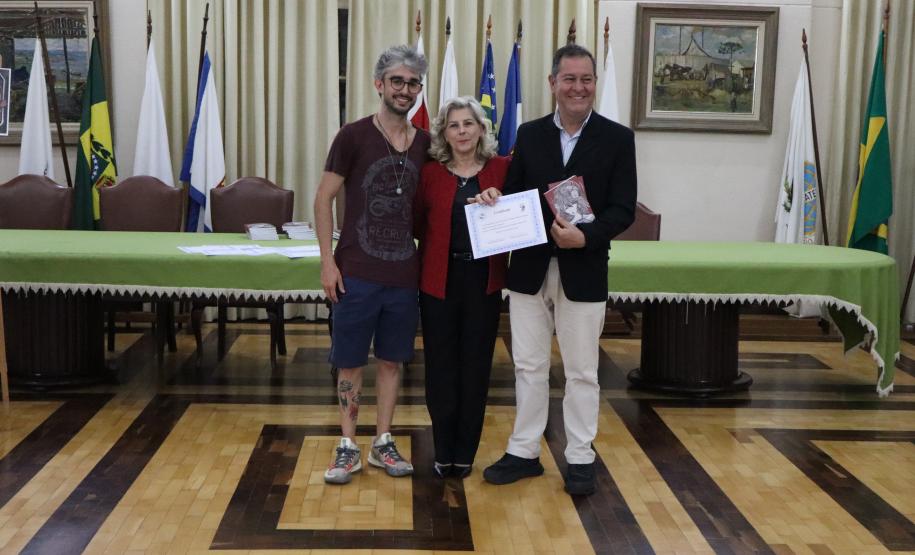 Entrega dos livros do Sedução Poética 2025