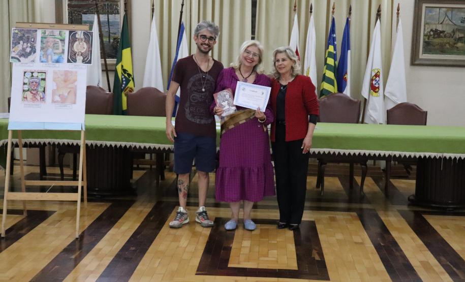 Entrega dos livros do Sedução Poética 2025