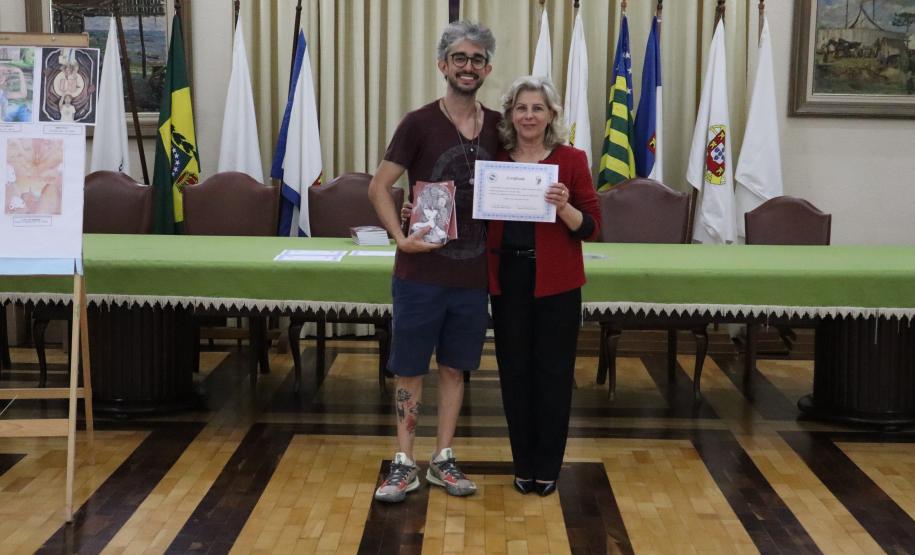 Entrega dos livros do Sedução Poética 2025