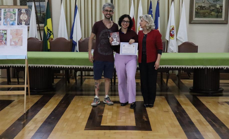 Entrega dos livros do Sedução Poética 2025