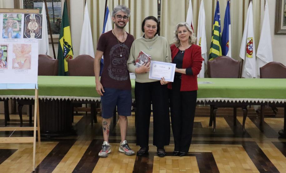 Entrega dos livros do Sedução Poética 2025