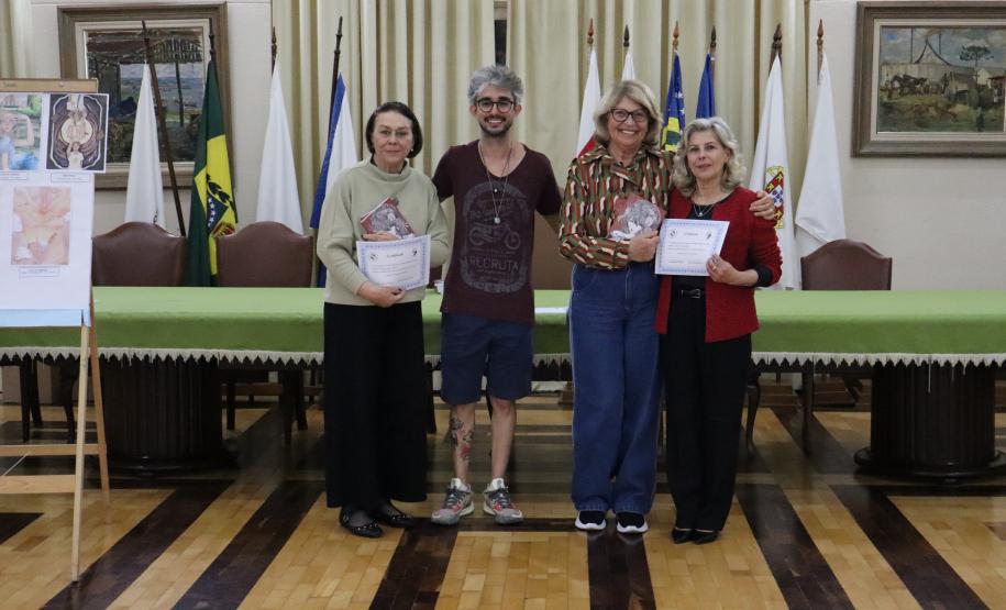 Entrega dos livros do Sedução Poética 2025