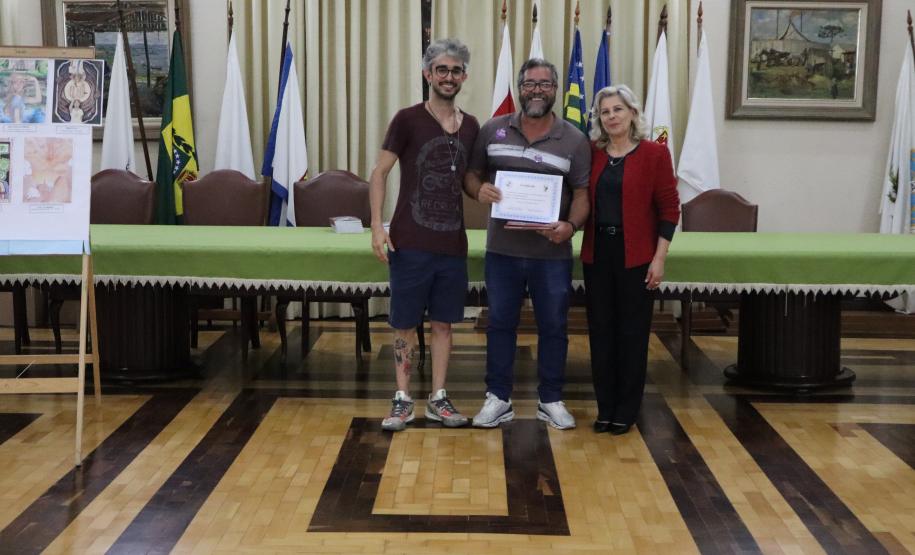 Entrega dos livros do Sedução Poética 2025