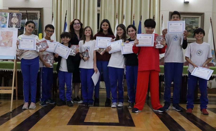 Entrega dos livros do Sedução Poética 2025