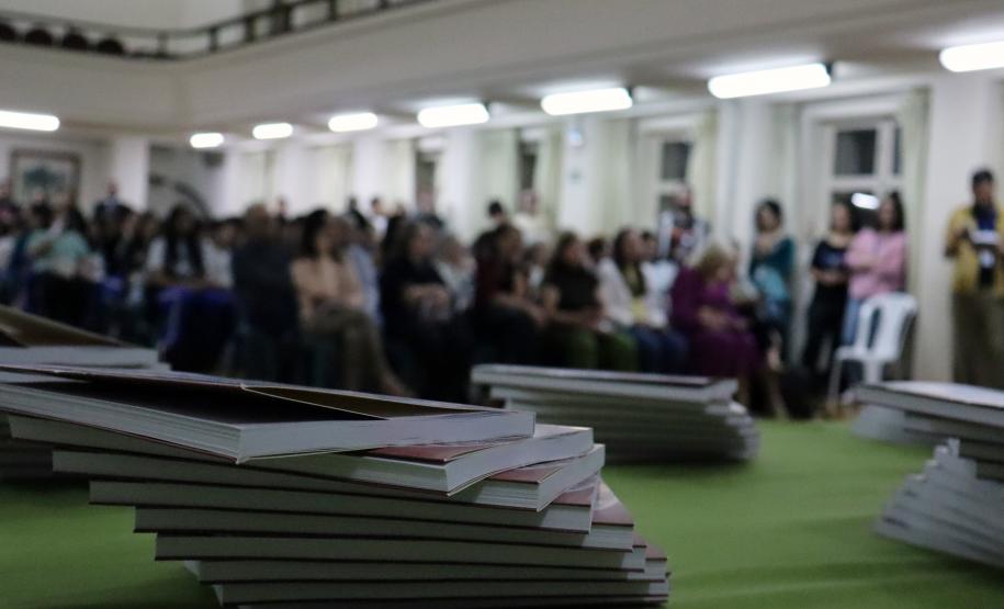 Entrega dos livros do Sedução Poética 2025