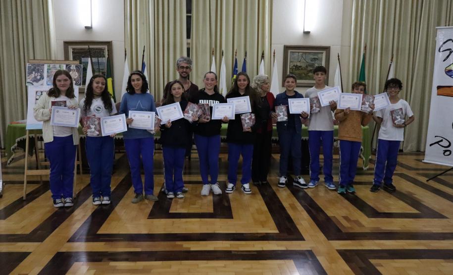 Entrega dos livros do Sedução Poética 2025