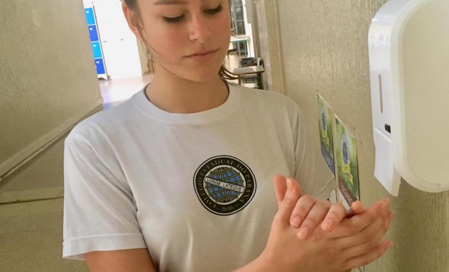 Aluna Beatriz Rodrigues (3° Ano). Estudantes, professores e funcionários do Colégio Estadual do Paraná (CEP), em todas as unidades de atendimento, contam com o álcool em gel disponibilizado em compartimentos nos banheiros, corredores, salas administrativas e nos espaços reservados próximos ao servimento da merenda.