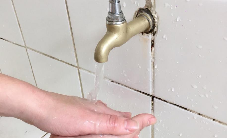 Aluna Beatriz Rodrigues (3° Ano). Estudantes, professores e funcionários do Colégio Estadual do Paraná (CEP), em todas as unidades de atendimento, contam com o álcool em gel disponibilizado em compartimentos nos banheiros, corredores, salas administrativas e nos espaços reservados próximos ao servimento da merenda.