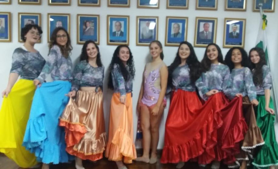 Gr1 No sábado (11), as meninas da Ginástica Rítmica do Colégio Estadual do Paraná (CEP) deram um show durante o Jantar dos Dias das Mães, promovido no Clube dos Subtenentes e Tenentes de Curitiba, no Centro Cívico.