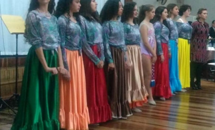 Gr2 No sábado (11), as meninas da Ginástica Rítmica do Colégio Estadual do Paraná (CEP) deram um show durante o Jantar dos Dias das Mães, promovido no Clube dos Subtenentes e Tenentes de Curitiba, no Centro Cívico.