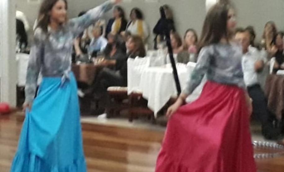 Gr3 No sábado (11), as meninas da Ginástica Rítmica do Colégio Estadual do Paraná (CEP) deram um show durante o Jantar dos Dias das Mães, promovido no Clube dos Subtenentes e Tenentes de Curitiba, no Centro Cívico.