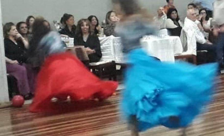 gr4 No sábado (11), as meninas da Ginástica Rítmica do Colégio Estadual do Paraná (CEP) deram um show durante o Jantar dos Dias das Mães, promovido no Clube dos Subtenentes e Tenentes de Curitiba, no Centro Cívico.