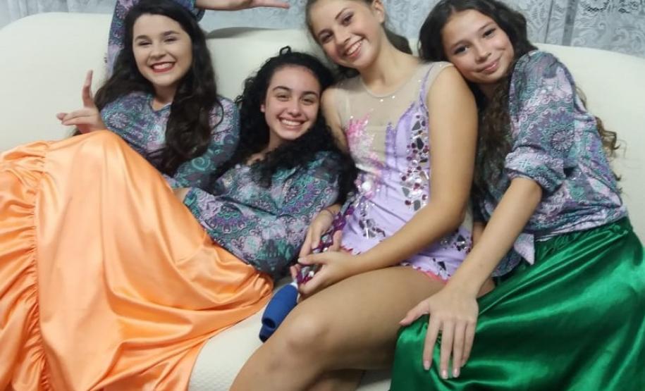 gr5 No sábado (11), as meninas da Ginástica Rítmica do Colégio Estadual do Paraná (CEP) deram um show durante o Jantar dos Dias das Mães, promovido no Clube dos Subtenentes e Tenentes de Curitiba, no Centro Cívico.
