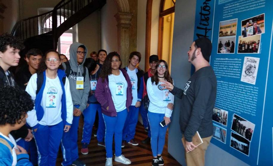 aula 1 Os alunos e alunas do Colégio Estadual do Paraná (CEP) que vão participar do projeto de construção da 2a edição da Revista do CEP em Quadrinhos participaram, na última terça-feira (14), de uma aula expositiva na Gibiteca de Curitiba, parceira no projeto.