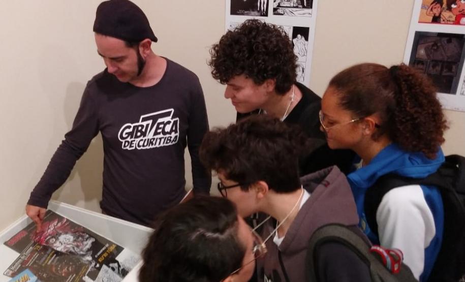 aula 2 Os alunos e alunas do Colégio Estadual do Paraná (CEP) que vão participar do projeto de construção da 2a edição da Revista do CEP em Quadrinhos participaram, na última terça-feira (14), de uma aula expositiva na Gibiteca de Curitiba, parceira no projeto.
