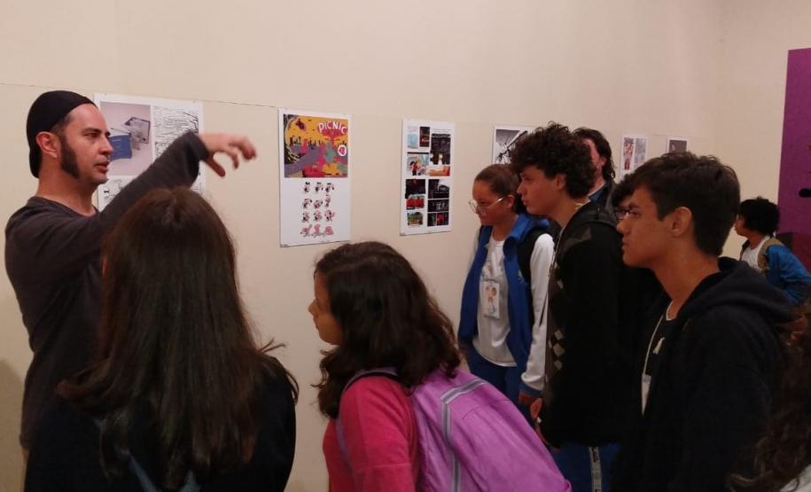 aula 3 Os alunos e alunas do Colégio Estadual do Paraná (CEP) que vão participar do projeto de construção da 2a edição da Revista do CEP em Quadrinhos participaram, na última terça-feira (14), de uma aula expositiva na Gibiteca de Curitiba, parceira no projeto.
