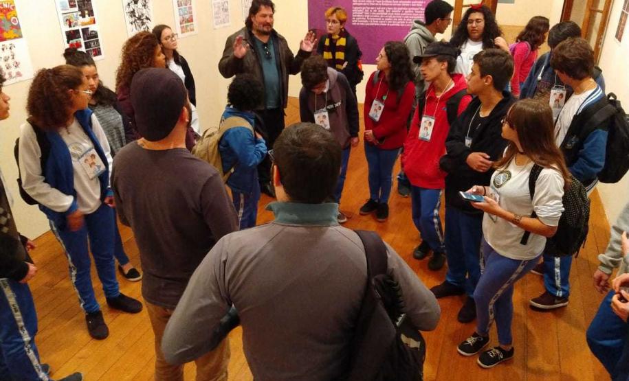 aula 4 Os alunos e alunas do Colégio Estadual do Paraná (CEP) que vão participar do projeto de construção da 2a edição da Revista do CEP em Quadrinhos participaram, na última terça-feira (14), de uma aula expositiva na Gibiteca de Curitiba, parceira no projeto.