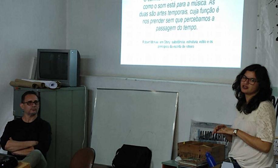 aula 5 Os alunos e alunas do Colégio Estadual do Paraná (CEP) que vão participar do projeto de construção da 2a edição da Revista do CEP em Quadrinhos participaram, na última terça-feira (14), de uma aula expositiva na Gibiteca de Curitiba, parceira no projeto.