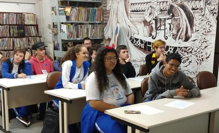 aula 6 Os alunos e alunas do Colégio Estadual do Paraná (CEP) que vão participar do projeto de construção da 2a edição da Revista do CEP em Quadrinhos participaram, na última terça-feira (14), de uma aula expositiva na Gibiteca de Curitiba, parceira no projeto.