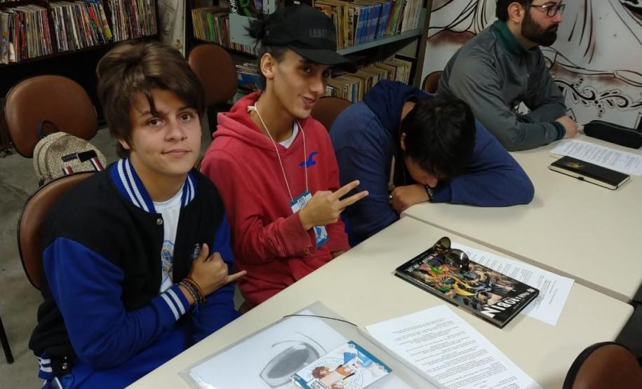 aula 7 Os alunos e alunas do Colégio Estadual do Paraná (CEP) que vão participar do projeto de construção da 2a edição da Revista do CEP em Quadrinhos participaram, na última terça-feira (14), de uma aula expositiva na Gibiteca de Curitiba, parceira no projeto.
