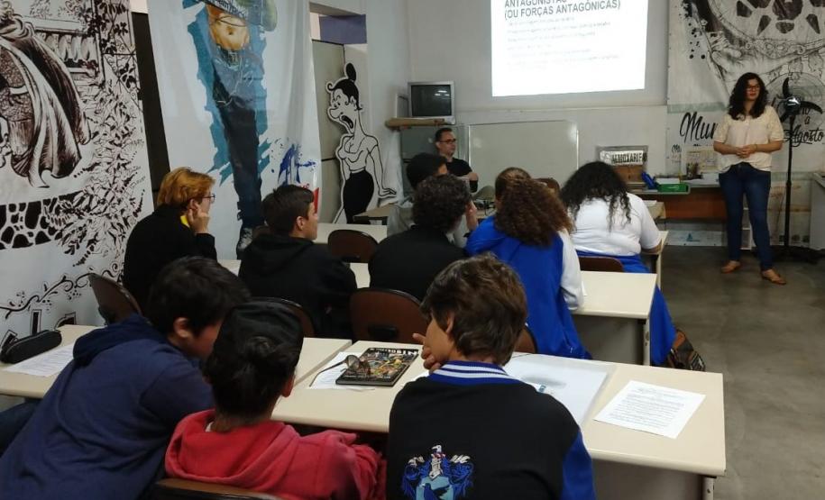 aula 8 Os alunos e alunas do Colégio Estadual do Paraná (CEP) que vão participar do projeto de construção da 2a edição da Revista do CEP em Quadrinhos participaram, na última terça-feira (14), de uma aula expositiva na Gibiteca de Curitiba, parceira no projeto.
