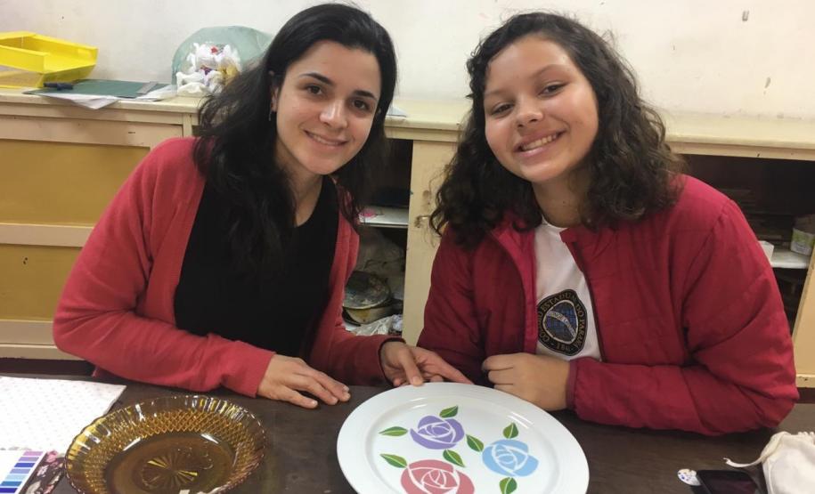 Modulado de Decalque em Cerâmica e Porcelana ensina a enfeitar objetos usados como utilitários, ornamentos ou peças de decoração.