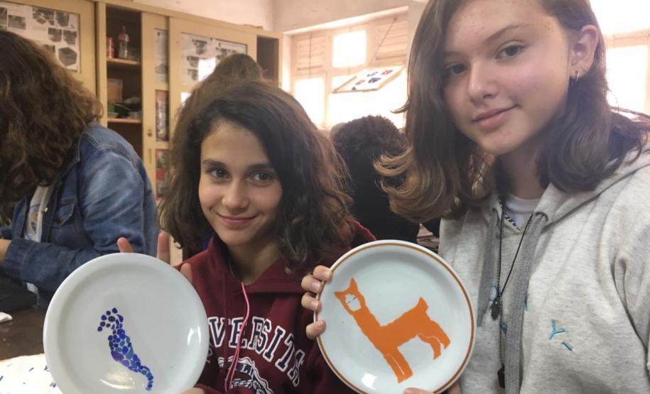 Modulado de Decalque em Cerâmica e Porcelana ensina a enfeitar objetos usados como utilitários, ornamentos ou peças de decoração.