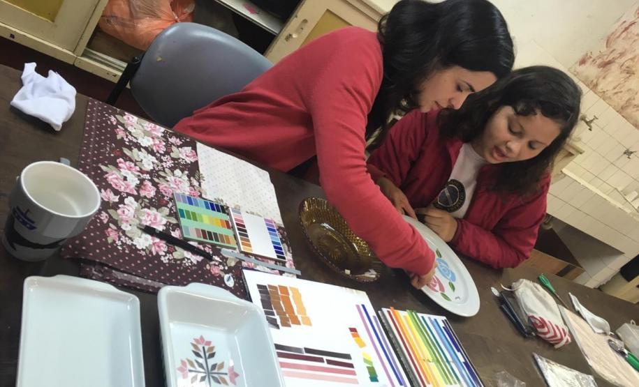 Modulado de Decalque em Cerâmica e Porcelana ensina a enfeitar objetos usados como utilitários, ornamentos ou peças de decoração.