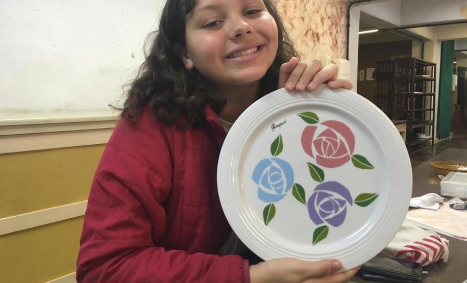 Modulado de Decalque em Cerâmica e Porcelana ensina a enfeitar objetos usados como utilitários, ornamentos ou peças de decoração.