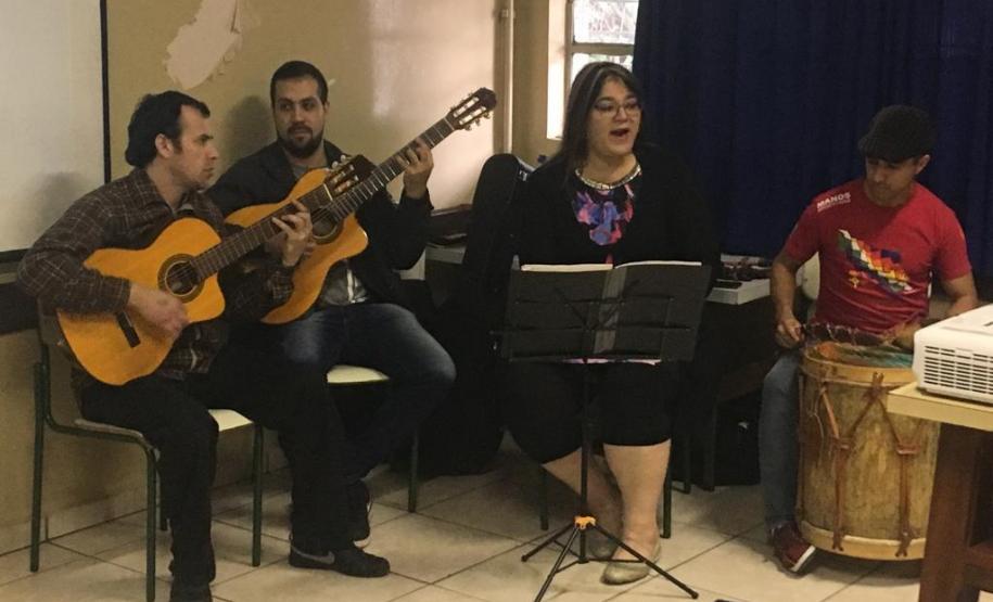 Os estudantes do Colégio Estadual do Paraná (CEP) participaram, na segunda-feira (20), de uma atividade intercultural que contou com a participação da cantora e folclorista argentina Karina Valdez, acompanhada por músicos também argentinos.
