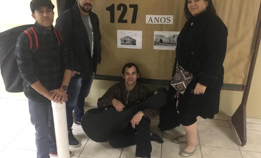 Os estudantes do Colégio Estadual do Paraná (CEP) participaram, na segunda-feira (20), de uma atividade intercultural que contou com a participação da cantora e folclorista argentina Karina Valdez, acompanhada por músicos também argentinos.