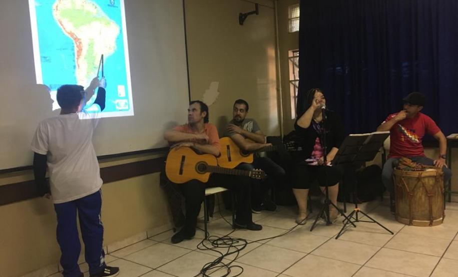 Os estudantes do Colégio Estadual do Paraná (CEP) participaram, na segunda-feira (20), de uma atividade intercultural que contou com a participação da cantora e folclorista argentina Karina Valdez, acompanhada por músicos também argentinos.