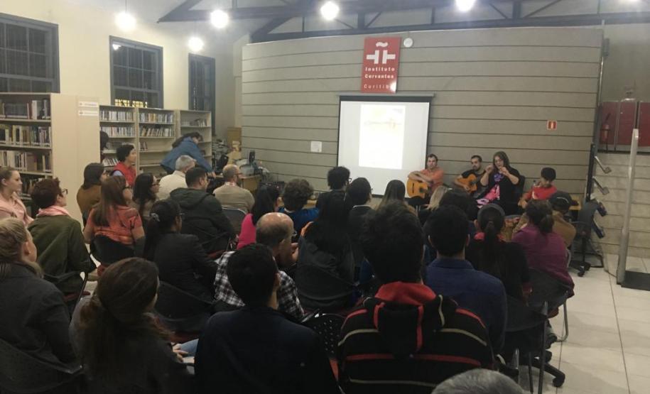 Os estudantes do Colégio Estadual do Paraná (CEP) participaram, na segunda-feira (20), de uma atividade intercultural que contou com a participação da cantora e folclorista argentina Karina Valdez, acompanhada por músicos também argentinos.