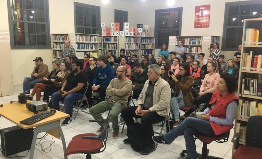 Os estudantes do Colégio Estadual do Paraná (CEP) participaram, na segunda-feira (20), de uma atividade intercultural que contou com a participação da cantora e folclorista argentina Karina Valdez, acompanhada por músicos também argentinos