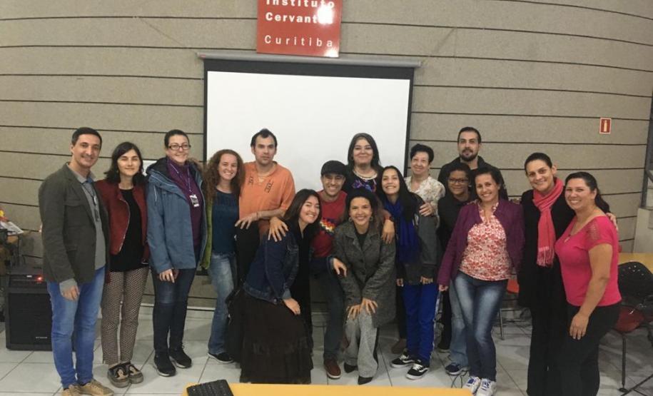 Os estudantes do Colégio Estadual do Paraná (CEP) participaram, na segunda-feira (20), de uma atividade intercultural que contou com a participação da cantora e folclorista argentina Karina Valdez, acompanhada por músicos também argentinos