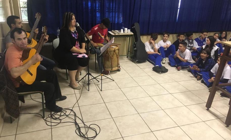 Os estudantes do Colégio Estadual do Paraná (CEP) participaram, na segunda-feira (20), de uma atividade intercultural que contou com a participação da cantora e folclorista argentina Karina Valdez, acompanhada por músicos também argentinos