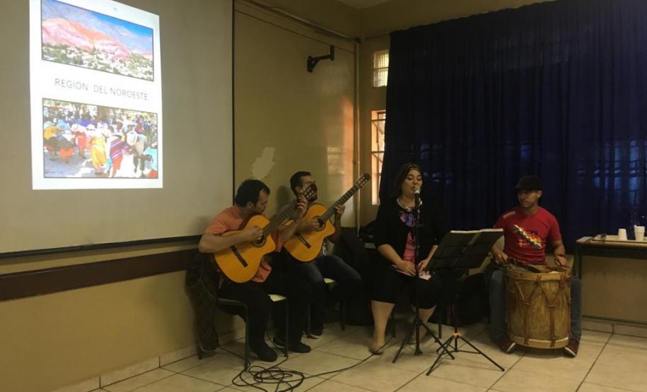 Os estudantes do Colégio Estadual do Paraná (CEP) participaram, na segunda-feira (20), de uma atividade intercultural que contou com a participação da cantora e folclorista argentina Karina Valdez, acompanhada por músicos também argentinos