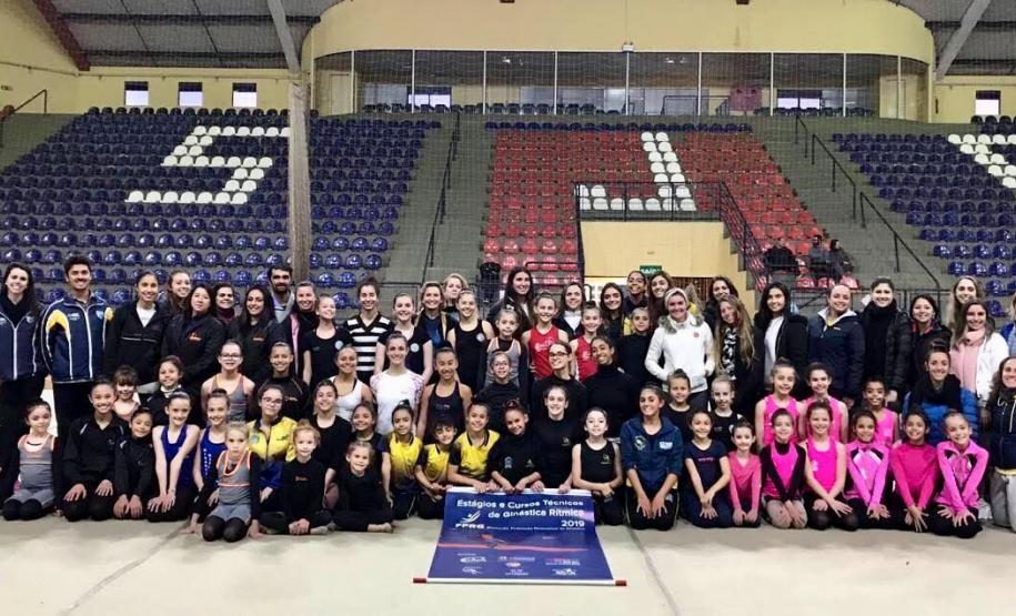 atletas 1 De 17 a 19 de maio, algumas atletas da Ginástica Rítmica do Colégio Estadual do Paraná (CEP) participaram de um curso de nível internacional, ministrado pela treinadora Ivanka Vidolova, da Bulgária, no Ginásio de Esporte e Lazer Max Rosenmann, em São José dos Pinhais na Região Metropolitana de Curitiba.