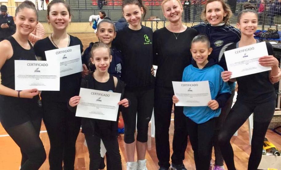 atletas 4 De 17 a 19 de maio, algumas atletas da Ginástica Rítmica do Colégio Estadual do Paraná (CEP) participaram de um curso de nível internacional, ministrado pela treinadora Ivanka Vidolova, da Bulgária, no Ginásio de Esporte e Lazer Max Rosenmann, em São José dos Pinhais na Região Metropolitana de Curitiba.