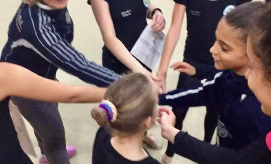 atletas 6 De 17 a 19 de maio, algumas atletas da Ginástica Rítmica do Colégio Estadual do Paraná (CEP) participaram de um curso de nível internacional, ministrado pela treinadora Ivanka Vidolova, da Bulgária, no Ginásio de Esporte e Lazer Max Rosenmann, em São José dos Pinhais na Região Metropolitana de Curitiba.